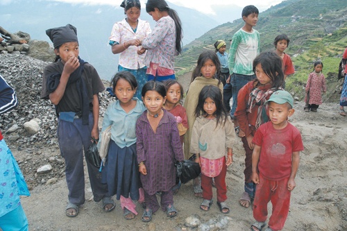 산속에 사는 네팔의 아이들 - 콧물이 흐르는 건강함을 갖추고 있다.