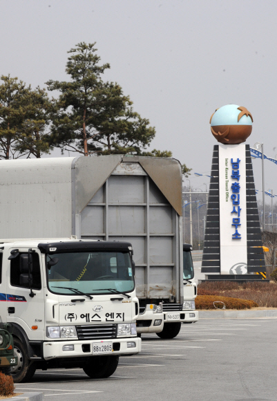 발 묶인 개성행 화물차 개성공단으로 가는 육로가 차단된지 사흘째인 15일 경기 파주시 도라산 남북출입사무소에 개성공단으로 들어가기 위한 차량들이 발이 묶인 채 통행 재개를 기다리고 있다. 도준석기자 pado@seoul.co.kr