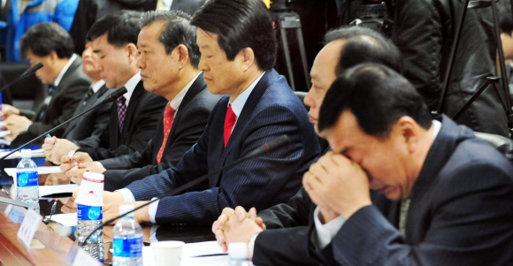 북한의 남북 육로통행 차단으로 개성공단 내 우리 국민의 귀환이 지연되고 물자 수송이 끊긴 지 사흘째인 15일 서울 정부중앙청사 별관에서 열린 개성공단 입주기업 대표 간담회에서 입주기업 대표자들이 곤혹스러운 표정으로 현인택 통일부 장관의 발언을 듣고 있다. 이호정기자 hojeong@seoul.co.kr