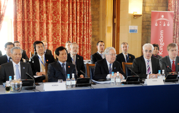 윤증현(앞줄 왼쪽 두번째) 기획재정부 장관과 이성태(앞줄 왼쪽) 한국은행 총재가 14일(현지시간) 영국 런던의 사우스로지 호텔에서 열린 G20(주요 20개국) 재무장관·중앙은행 총재 회의에 참석, 글로벌 경제위기 극복을 위한 국제 공조방안을 논의하고 있다.  기획재정부 제공 