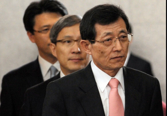 16일 김용담(오른쪽) 진상조사단장(법원행정처장)이 신영철 대법관의 촛불집회 재판 재촉 의혹에 대한 결과발표를 위해 대법원 대회의실로 들어서고 있다. 정연호기자 tpgod@seoul.co.kr