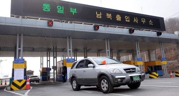 북한이 16일 개성공단에서 남측으로 돌아가는 귀환만을 허용하자 지난 주말 귀환하려다 발이 묶였던 개성공단 기업 차량들이 경기 파주시 도라산역 경의선 남북출입사무소를 통해 남측으로 돌아오고 있다. 손형준기자 boltagoo@seoul.co.kr