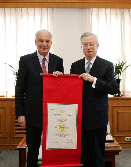 노르베르트 바스(왼쪽) 주한 독일대사가 16일 총장실에서 신일희 계명대 총장으로부터 특임교수 임명장을 받고 있다.  계명대 제공 