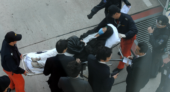 부상자 입국 예멘에서 폭탄테러를 당한 한국인 관광객 생존자와 부상자 일행이 인천국제공항에 도착한 17일 오후 부상자 한 명이 들것에 실려 옮겨지고 있다. 이호정기자 hojeong@seoul.co.kr 