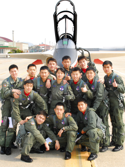한국산 초음속 훈련기 T-50으로 고등비행 교육을 받은 신임 조종사들이 17일 공군 제1전투비행단의 T-50기 앞에서 포즈를 취하고 있다.  공군 제공