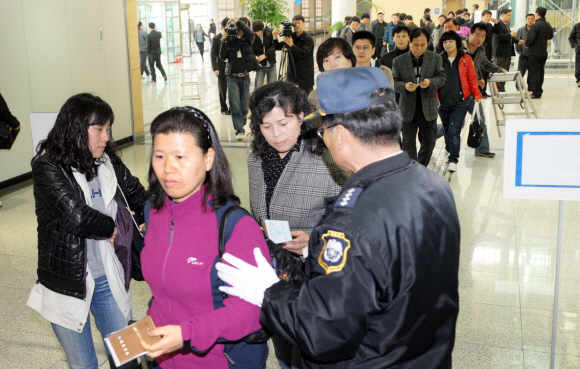 북한이 육로 통행을 다시 전면 허용한 17일 경기 파주시 남북출입사무소에서 개성공단 입주기업 관계자들이 개성으로 가기 위한 수속을 밟고 있다.  정연호기자 tpgod@seoul.co.kr 