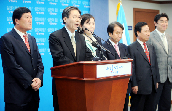 “복당의원 당협위원장 반대” 한나라당 김동호(왼쪽) 원외 당협위원장이 17일 서울 여의도 당사에서 복당한 현역 의원들이 당협위원장으로 되는 것을 반대하는 성명을 발표하고 있다.   김명국기자 daunso@seoul.co.kr 