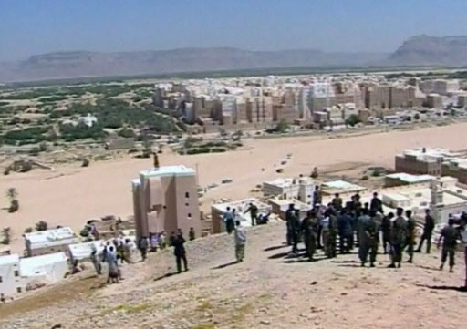 폭발사고로 한국인 관광객 4명이 사망한 예멘 시밤을 찾은 관료와 군경의 모습을 담은 16일 현지 방송의 한 장면. 시밤은 사막 위에 진흙 벽돌로 지은 건물들이 빽빽하게 들어서 ‘사막 위의 맨해튼’으로 불린다. 시밤(예멘) AP 특약 