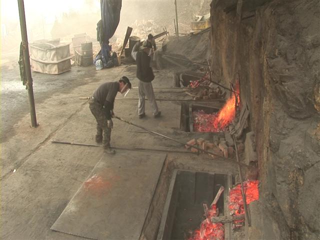 EBS 극한직업은 참숯 공장을 찾아 숯을 굽기 위해 불과 사투를 벌이는 일꾼들의 애환을 담았다. 