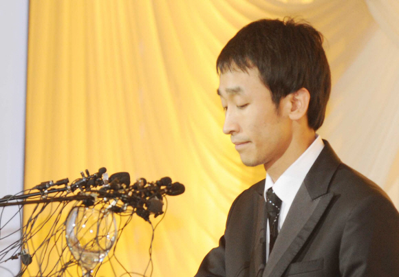 탤런트 고 장자연씨의 전 매니저 유장호씨가 18일 서울 종로구 부암동 AW컨벤션센터 그랜드볼룸에서 기자회견을 열고 심경을 밝히고 있다. 안주영기자 jya@seoul.co.kr 