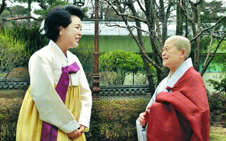 이명박 대통령 부인 김윤옥 여사가 18일 청와대에서 성철스님의 딸인 불필스님과 이야기를 하고 있다. 청와대 제공