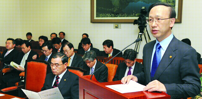 18일 국회에서 열린 남북관계발전 특별위원회에 참석한 현인택 통일부 장관이 의원들의 질의에 답변하고 있다. 김명국기자 daunso@seoul.co.kr