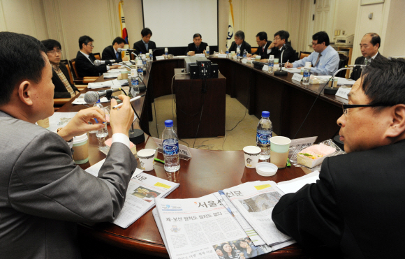 서울신문 독자권익위원들이 18일 정례회의에서 교육과 일자리나누기 관련보도에 대해 이야기하고 있다.  도준석기자 pado@seoul.co.kr