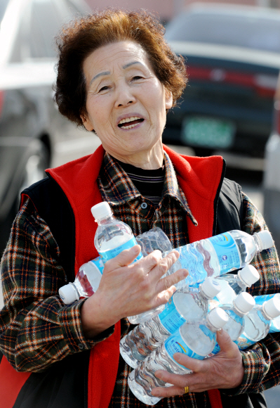 수도공급이 완전히 끊긴 강원도 태백시 철암동의 한 주민이 수자원공사가 나눠준 병물을 받고 기뻐하고 있다. 태백 이종원 선임기자 jongwon@seoul.co.kr