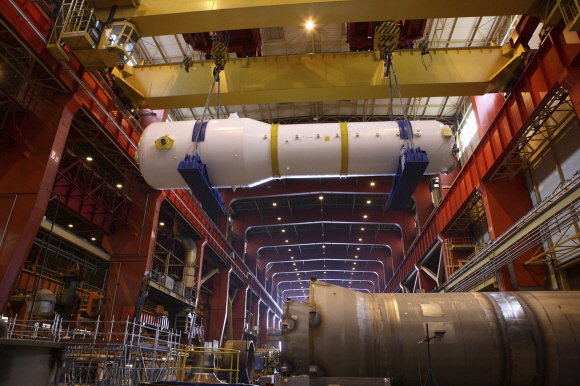 프랑스가 박차를 가하고 있는 제3세대 원자로인 EPR 건설을 맡고 있는 기업 아레바(AREVA)의 샬롱 공장에서 낡은 증기 터빈을 교체하고 있다.  아레바 제공 