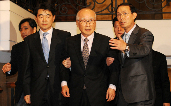 김우중 전 대우그룹 회장이 20일 서울 남대문로 밀레니엄 서울힐튼호텔에서 열린 대우그룹 전직 임원 모임인 ‘우인회’의 대우그룹 출범 42주년 기념행사에 참석, 기자들의 질문을 받고 있다. 손형준기자 boltagoo@seoul.co.kr