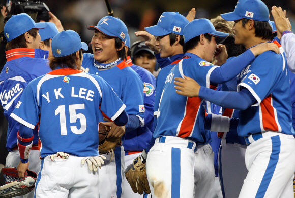 한국대표팀 선수들이 22일 미국 로스앤젤레스 다저스타디움에서 열린 월드베이스볼클래식(WBC) 준결승전에서 강호 베네수엘라를 10-2로 대파한 뒤 서로 뒤엉켜 기쁨을 나누고 있다. 로스앤젤레스(미 캘리포니아주) 연합뉴스 