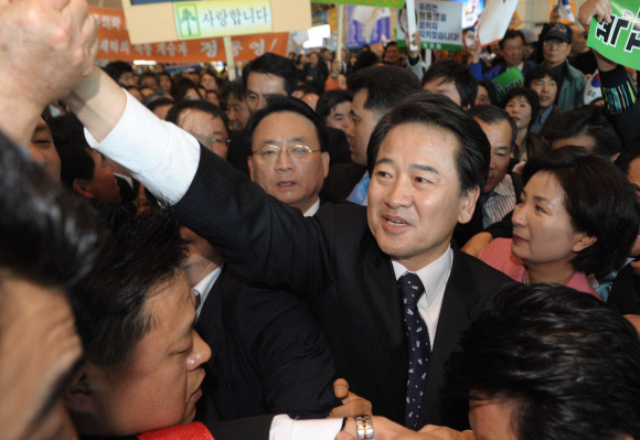 22일 오후 인천공항을 통해 귀국한 정동영 전 통일부장관이 입국장을 가득 메운 지지자들과 악수를 하고 있다. 정 전 장관 오른쪽은 부인 민혜경씨. 정연호기자 tpgod@seoul.co.kr 