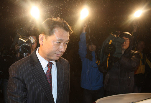 귀가하는 이광재의원  이광재 의원이 박연차 회장으로부터 불법 정치자금을 받은 혐의로 검찰 조사를 받은 뒤 22일 오전 3시쯤 귀가하고 있다. 연합뉴스 