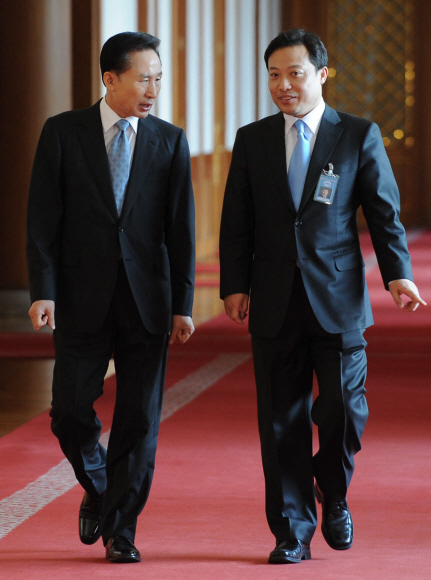 이명박(왼쪽) 대통령이 23일 청와대에서 열린 제4차 미래기획위원회 회의에 참석하기 위해 곽승준 미래기획위원장과 함께 회의장으로 들어가고 있다. 최해국기자 seaworld@seoul.co.kr 