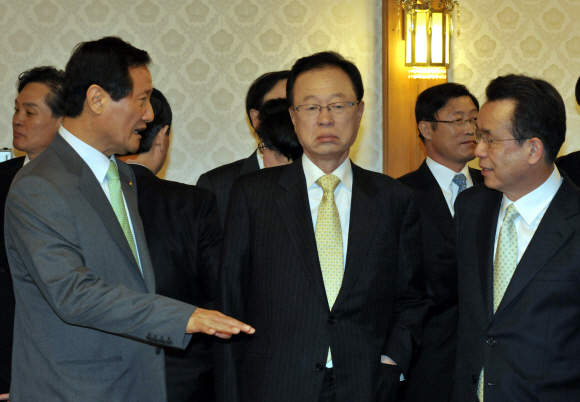 23일 오전 서울 삼청동 총리공관에서 열린 고위당정협의회에서 윤증현(앞줄 왼쪽부터) 기획재정부 장관과 한나라당 박희태 대표, 한승수 국무총리가 담소를 나누고 있다. 김명국기자 daunso@seoul.co.kr 