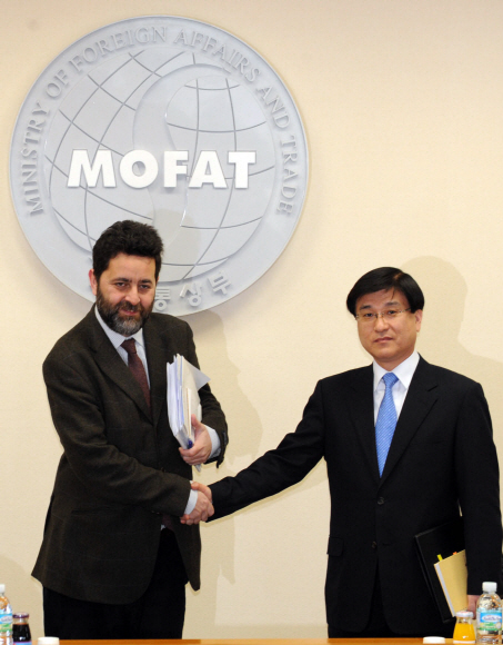 한국·유럽연합(EU) 자유무역협정(FTA) 제8차 협상에서 우리측 수석대표인 이혜민(오른쪽) FTA교섭대표와 이그나시오 가르시아 베르세로 EU 수석대표가 남은 쟁점을 최종 조율하기에 앞서 악수하고 있다. 도준석기자 pado@seoul.co.kr 