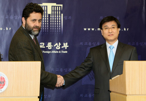 24일 한국과 유럽연합(EU)간 자유무역협정(FTA) 8차 협상이 끝난 뒤 우리측 수석대표인 이혜민(오른쪽) 외교통상부 FTA 교섭대표와 이그나시오 베르세로 EU측 수석대표가 협상 결과를 발표하기에 앞서 악수하고 있다. 연합뉴스