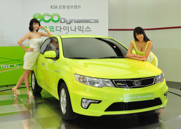 기아자동차는 24일 서울 압구정동 국내영업본부 사옥 1층에서 친환경 브랜드 ‘에코 다이나믹스’ 발표회를 열고 오는 8월 출시 예정인 LPG 연료를 사용하는 하이브리드 차량인 ‘포르테 LPI 하이브리드카’를 공개했다.  안주영기자 jya@seoul.co.kr 