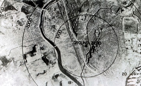 나가사키에 원자폭탄이 떨어진 뒤 처참하게 파괴된 모습.데일리 메일 홈페이지