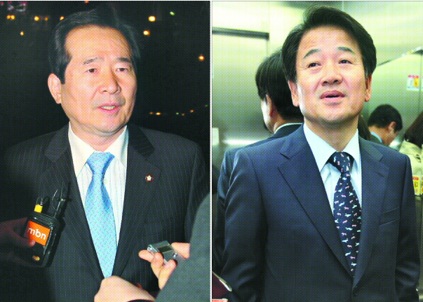 정세균(왼쪽) 민주당 대표와 정동영 전 통일부 장관이 24일 오후 서울 마포 한정식집 ‘백조’에서 가진 단독 만찬회동에서 4·29 재보선 문제에 대한 합의 도출에 실패한 뒤 각각 귀가해 기자들의 질문에 답하고 있다.  연합뉴스 