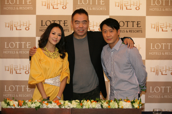 영화 ‘매란방’을 홍보하고자 한국을 찾은 천카이거(가운데) 감독과 주연배우 리밍(오른쪽), 장쯔이가 25일 서울 소공동 롯데호텔에서 열린 간담회에서 나란히 어깨동무를 한 채 웃고 있다. 올댓시네마 제공