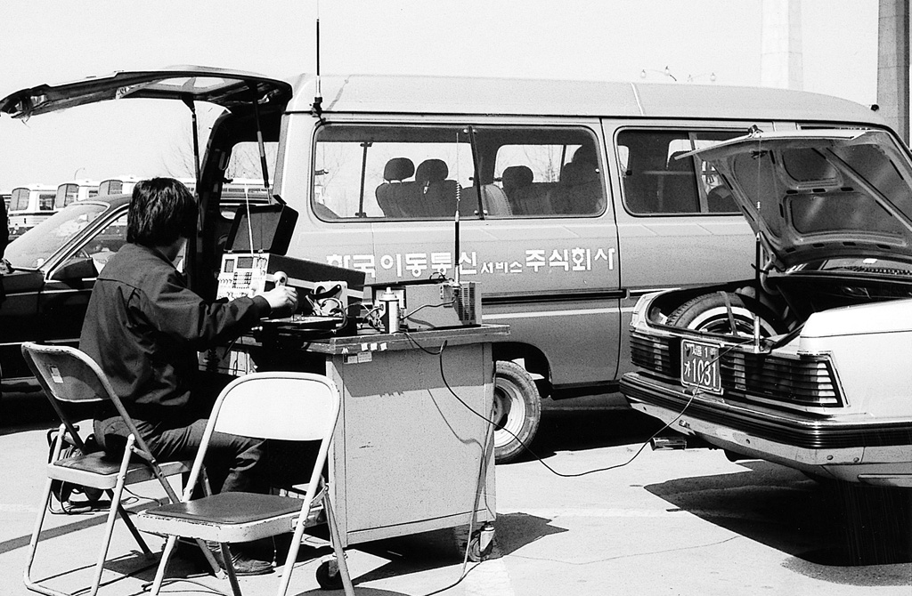 1986년 당시 여의도 국회의사당 앞에서 차량에 카폰을 설치하고 있는 모습
