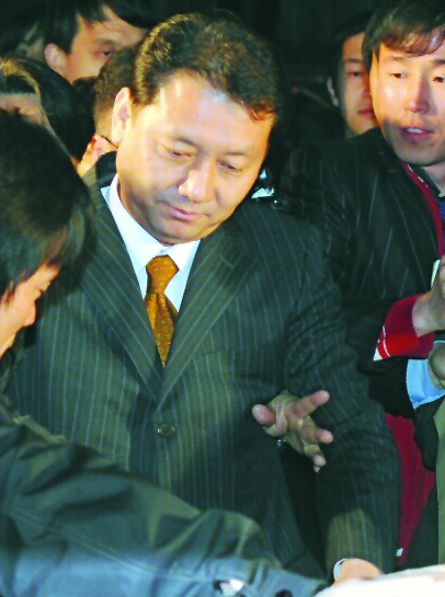 현역의원 첫 구속 26일 밤 박연차 태광실업 회장의 정·관계 로비 사건과 관련해 정치자금법 위반 혐의로 구속영장이 발부된 민주당 이광재 의원이 대검찰청에서 영등포구치소로 가기 위해 차량에 타고 있다. 안주영기자 jya@seoul.co.kr