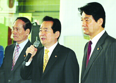 민주당 정세균(가운데) 대표가 26일 당사에서 열린 복지보조금 진상조사 특별위원회 신고센터 개소식에서 인사말을 하고 있다. 박연차 태광실업 회장의 로비사건과 관련해 검찰의 소환에 불응한 서갑원(오른쪽) 의원이 다소 굳은 표정을 짓고 있다. 김명국기자 daunso@seoul.co.kr