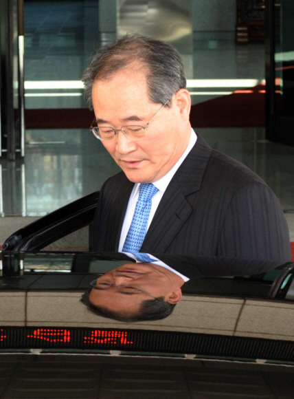 27일 한나라당 중진 박진 의원이 소환되는 등 ‘박연차 리스트’에 오른 현직 국회의원에 대한 수사가 확대되고 있는 가운데 임채진 검찰총장이 점심식사를 위해 서초동 대검청사 정문 앞에 대기 중인 차에 오르고 있다. 정연호기자 tpgod@seoul.co.kr