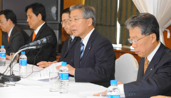 강정원(오른쪽 두번째) KB국민은행장 등 채권은행 대표들이 27일 건설·조선사 2차 구조조정 심사평가 결과를 발표하고 있다. 손형준기자 boltagoo@seoul.co.kr 