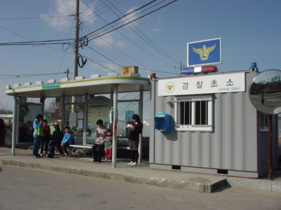 강호순이 여섯 번째 희생자 김모(48)씨를 에쿠스 차량에 태웠던 수원시 당수동 버스정류장의 29일 모습. 사건 발생 이후 경찰 초소가 생겼지만 상주 인력이 없어 무용지물이다. 