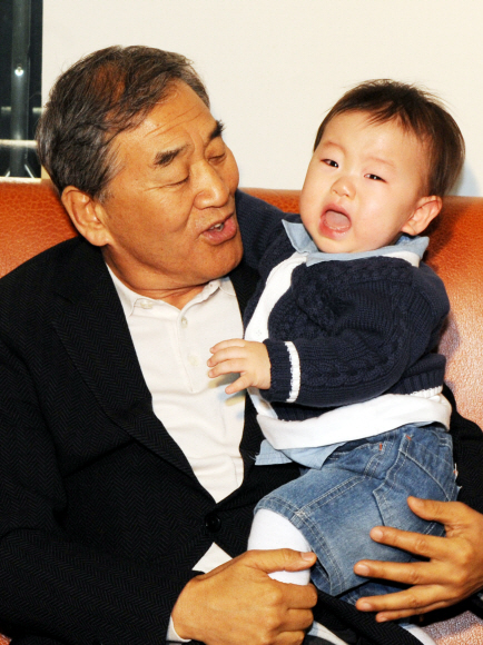 한나라당 이재오 전 의원이 29일 은평구 자택에서 손자를 안고 있다. 이 전 의원은 28일 밤 ‘조용히’ 귀국했다. 김명국기자 daunso@seoul.co.kr