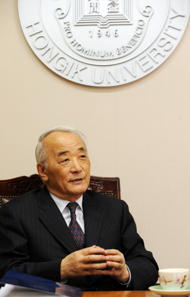 권명광 홍익대 총장이 미대 입시개혁 취지에 대해 설명하고 있다.  도준석기자 pado@seoul.co.kr 