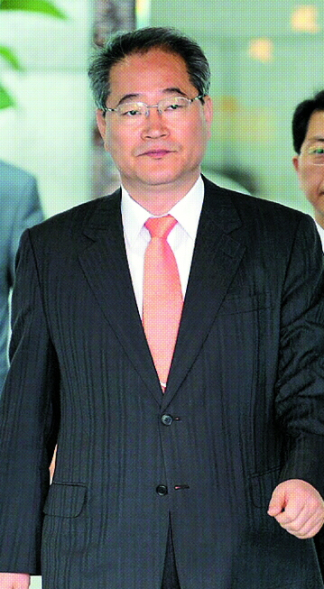 박연차 리스트 수사가 확대되고 있는 가운데 30일 임채진 검찰총장이 점심 식사를 위해 서초동 대검찰청 청사를 나서고 있다. 도준석기자 pado@seoul.co.kr