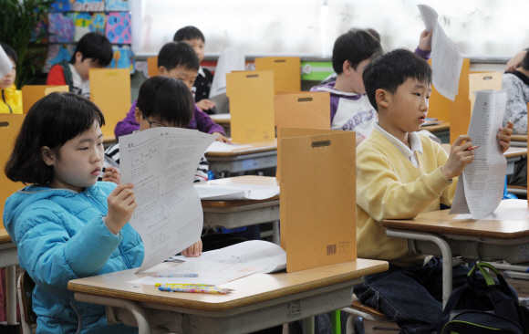 전국 초·중학생 대상 교과학습 진단평가가 실시된 31일 서울 중구 만리동 봉래초등학교 교실에서 4학년 학생들이 시험문제를 풀고 있다. 정연호기자 tpgod@seoul.co.kr