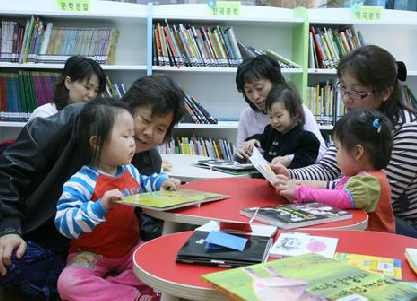 강동구의 성내도서관에서 학부모와 어린이들이 책을 읽고 있다.  강동구 제공