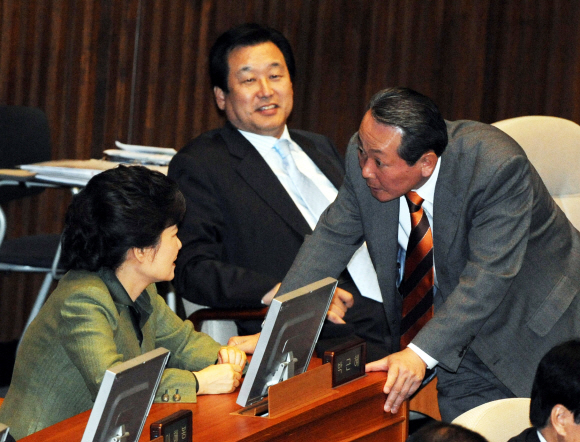 한나라당 박근혜(왼쪽) 전 대표가 1일 오후 국회 본회의장에서 ‘박연차 리스트’에 포함된 것으로 일부 언론에 거론된 김학송(오른쪽) 의원과 얘기를 나누고 있다. 김명국기자 daunso@seoul.co.kr