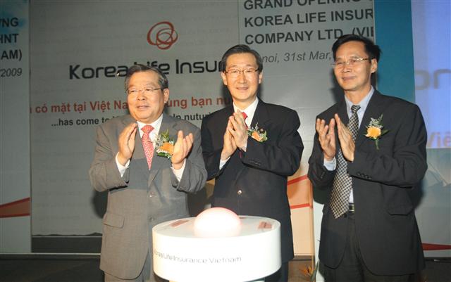 지난 3월31일 저녁 베트남 하노이 대우호텔에서 열린 ‘대한생명 베트남 현지법인’ 개업식 행사 참가자들이 영업 개시를 선포한 뒤 박수를 치고 있다. 왼쪽부터 임홍재 주베트남 한국대사, 신은철 대한생명 부회장, 찐꽝뚜옌 베트남 보험협회장. 대한생명 제공