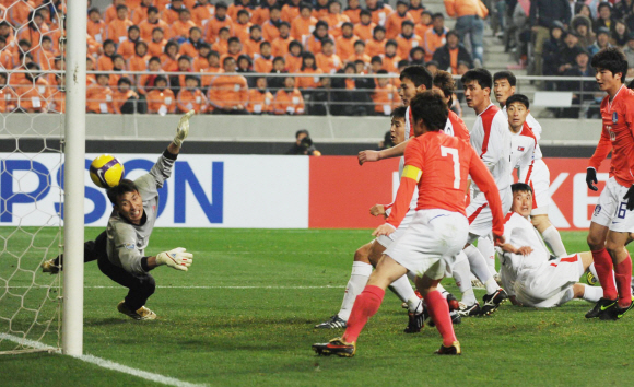 1일 서울월드컵경기장에서 벌어진 2010 남아공월드컵 아시아지역 최종예선 B조 남북경기에서 후반 42분 김치우가 페널티에어리어 오른쪽에서 감아찬 프리킥이 북한 골문으로 들어가고 있다. 이언탁기자 utl@seoul.co.kr
