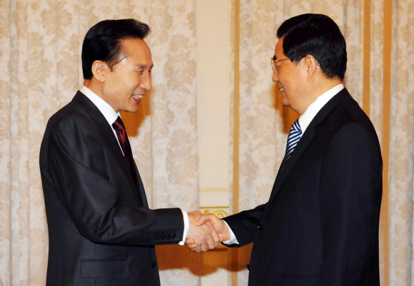 주요 20개국(G20) 금융정상회의 참석 차 영국을 방문 중인 이명박(왼쪽) 대통령이 3일 오전(현지시간) 한·중 정상회담에 앞서 후진타오 중국 국가주석과 악수하고 있다. 런던 최해국특파원 seaworld@seoul.co.kr