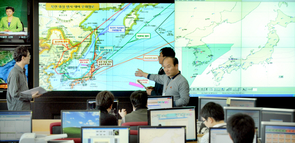 5일 북한이 장거리 로켓을 발사한 가운데 서울 강서 아시아나항공 종합통제센터에서 직원들이 로켓 발사에 따른 항공기의 안전항로를 긴급 점검하고 있다.  이호정기자 hojeong@seoul.co.kr 