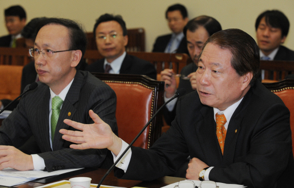 6일 국회 외교통상통일위원회 전체회의에서 유명환(오른쪽) 외교통상부 장관과 현인택 통일부 장관이 북한 장거리 로켓 발사에 대한 의원들의 질문에 답하고 있다. 안주영기자 jya@seoul.co.kr