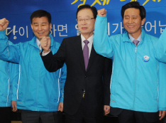 한나라당 박희태(가운데) 대표가 7일 국회에서 열린 의원총회에서 4·29 재·보선에 출마하는 박대동(왼쪽·울산 북) 후보, 이재훈(인천 부평을) 후보와 선전을 다짐하고 있다. 안주영기자 jya@seoul.co.kr