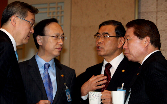 김성환(왼쪽부터) 청와대 외교안보수석, 현인택 통일부 장관, 이상희 국방부 장관, 유명환 외교통상부 장관이 7일 청와대에서 열린 국무회의에 앞서 북한의 로켓 발사와 관련한 대책을 협의하고 있다. 최해국기자 seaworld@seoul.co.kr